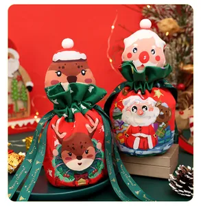 Detailweergave van kerst flanellen cadeauzakjes met kerstman- en rendierprint