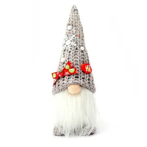 Handgefertigte gestrickte Weihnachtszwerg-Puppe mit hohem grauem Hut und Plüschbart