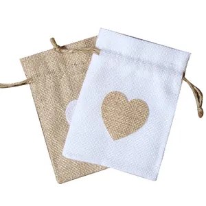 Due sacchetti regalo in lino con coulisse e motivo a cuore in bianco e naturale