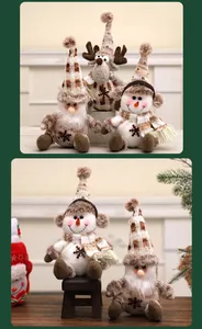 Detailweergave van gebreide kerstsneeuwpop en rendier knuffels voor decoratie