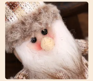 Macro-opname van een pluche kerstkabouter hanger met een zachte witte baard en muts