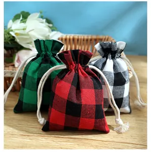 Trois sacs-cadeaux rustiques à carreaux avec cordon de serrage en rouge, vert et blanc