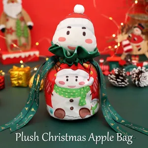 Feestelijke kerstcadeautas met pluche sneeuwpophoofd en een handig trekkoordje erin