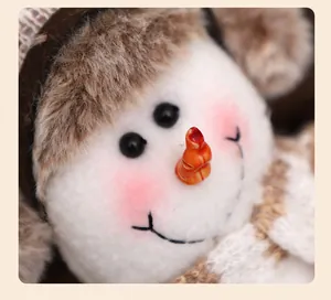 Macro detailopname van een schattig pluche sneeuwpopgezicht met wortelneus en bontmuts
