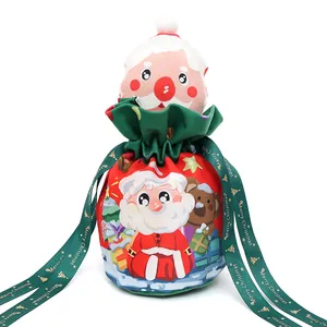 Feestelijk kerstcadeauzakje met pluchen Kerstman en handig trekkoord voor snoep