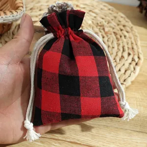 Petit sac cadeau de Noël en coton et lin à carreaux rouges et noirs avec cordon