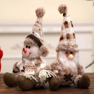 Twee schattige gebreide kerstknuffels, sneeuwpop en gnoom, voor feestelijke boomdecoratie