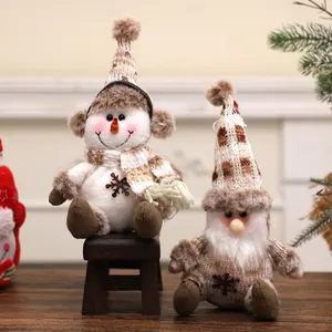 Gezellige handgebreide kerstsneeuwpop en kabouter pluche ornamenten set voor tafel