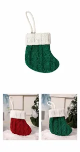 Dettagli mini calza di Natale in maglia con trama a trecce e dimensioni mostrate