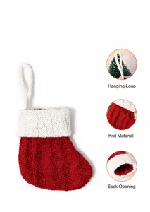Vista dettagliata della mini calza di Natale rossa a maglia con risvolto bianco e cordino.