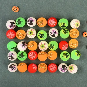 Halloween-thema glow-in-the-dark stuiterballen met diverse feestelijke patronen.