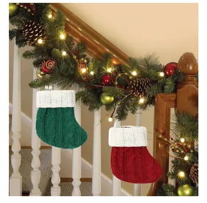 Mini chaussettes de Noël tricotées vertes et rouges sur guirlande festive