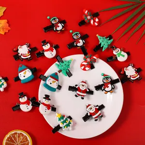 Detailansicht bunter Weihnachts-Haarspangen aus weichem Silikon für Kinder auf rotem Grund