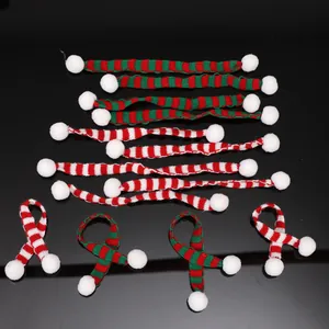 Set mini kerst gebreide sjaals met pompons in rood, groen en wit gestreepte decoratie