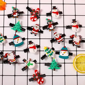 Set süßer Weihnachts-Haarspangen aus weichem Silikon für Kinder auf Gitter-Hintergrund