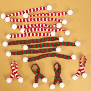 Mini kerst gestreepte gebreide sjaals met witte pompons voor poppendecoratie set