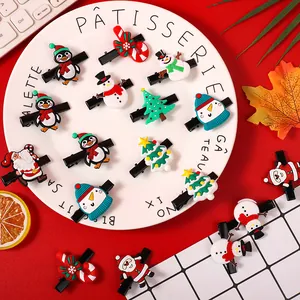 Auswahl an bunten Weihnachts-Haarspangen mit Weihnachtsmann- und Schneemann-Motiven