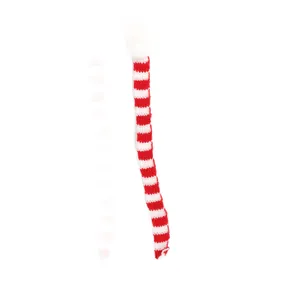Mini gebreide kerstsjaal met rood-witte strepen voor feestelijke DIY handwerk decoraties