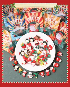 Vista detallada de dijes navideños de resina para manualidades DIY y bolsas sorpresa
