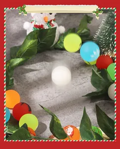 Dynamische opname van kleurrijke kerst stuiterballen in een feestelijke setting