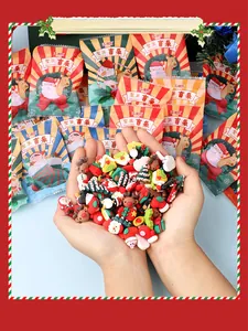 Dijes navideños de resina colorida y bolsas sorpresa festivas para manualidades caseras