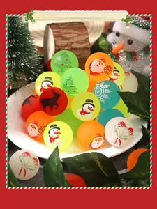 Detailopname van kleurrijke kerst springballen met feestelijke kerstman- en sneeuwmanprints