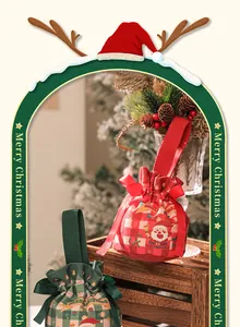 Sacchetti regalo di Natale in tela rossa e verde con stampe di Babbo Natale su legno