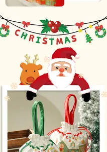 Detailansicht festlicher Weihnachts-Geschenkbeutel mit Weihnachtsmann-Illustrationen