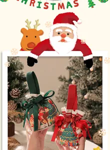 Primo piano di sacchetti regalo di Natale in tela con motivi di renne e alberi