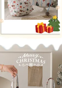 Detail van een feestelijk kerstcadeauzakje van canvas met een schattig hondenpatroon