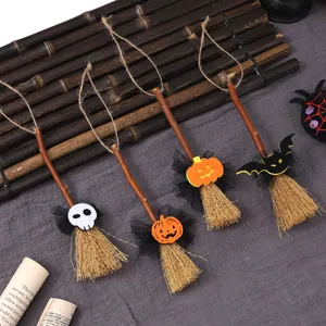 Set de 4 mini escobas de bruja de Halloween con calabaza y calavera