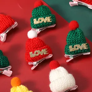 Mini-Weihnachtsmützen-Haarspangen mit Glitzer-LOVE-Text und weichen Bommel-Dekoren.