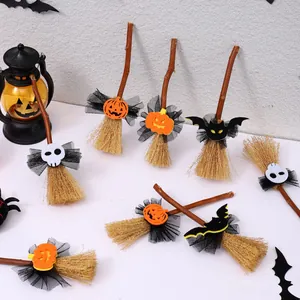 Juego de mini escobas de bruja de Halloween de 15 cm con detalles de calabaza y calavera