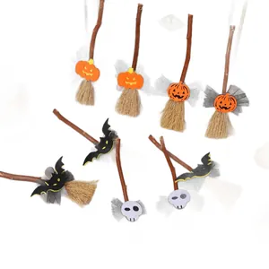 Set decorativo de mini escobas de bruja Halloween con calabaza murciélago y calavera