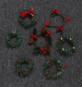 Set verschiedener Weihnachts-Serviettenringe mit PVC-Kiefernnadeln und Beeren