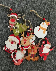 Sélection de mignons ornements de Noël en bois avec Père Noël, rennes et bonshommes de neige.