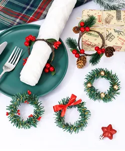Detailaufnahme von festlichen Weihnachts-Serviettenringen mit roten Beeren und Tannennadeln