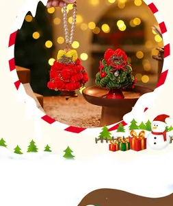 Handgefertigte Plüsch-Weihnachtsbaum-Anhänger mit einer sehr eleganten Perlenkette