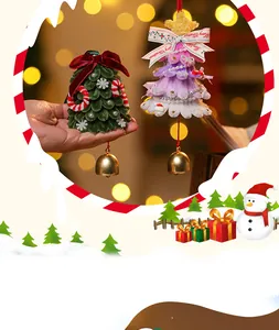 Dettagli di ornamenti per alberi di Natale fatti a mano con campanelli e nastri