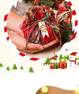 Nahaufnahme eines festlichen roten Weihnachtsgeschenkbeutels aus Samt in den Händen
