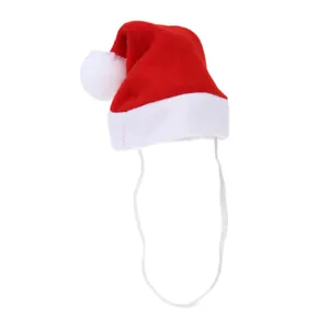 Kleiner plüschiger Weihnachts-Hut für Haustiere mit Gummiband auf weißem Grund.