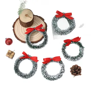 Feestelijke set van 5 mini kerstkransen met sneeuw en mooie levendige rode strikken