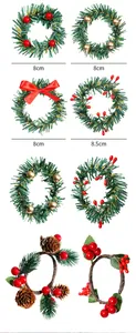 Detaillierte Ansicht von Weihnachtsserviettenringen mit Beeren- und Nadeldesigns