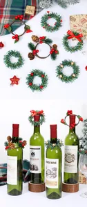 Weihnachtliche Serviettenringe mit PVC-Tannennadeln und roten Beeren an Weinflaschen