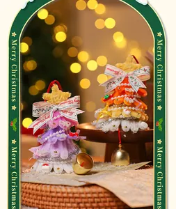 Decorazioni per albero di Natale fatte a mano in scovolini con campanelli e perle