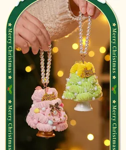 Detail handgefertigter Chenille-Weihnachtsbaumanhänger mit Perlenband und Goldlogo