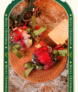 Festlicher Weihnachts-Geschenkbeutel in Bonbonform, rot kariert mit grünen Schleifen