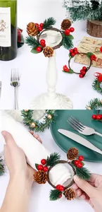 Detailansicht eines Weihnachts-Serviettenrings mit roten Beeren und echten Tannenzapfen