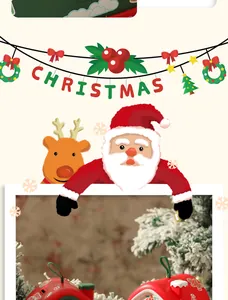 Primo piano di scatole regalo di Natale rosse a forma di casa con decori