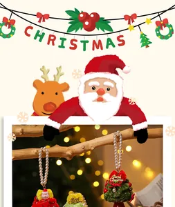 Detailansicht handgefertigter gewebter Christbaumschmuck als festliche Autodekoration.